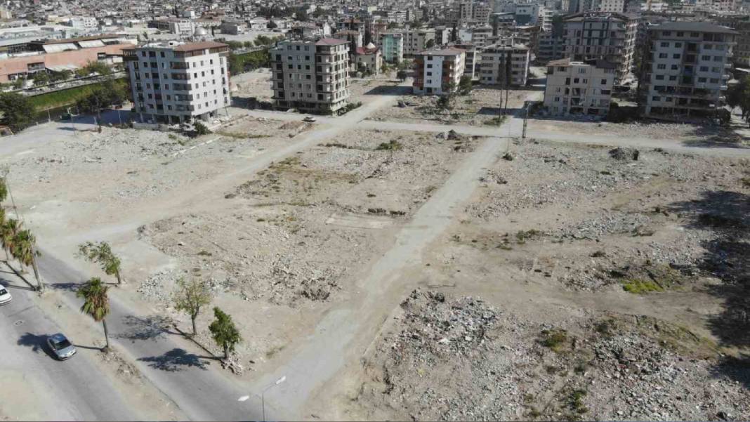 1 dakikada yok oldu... Enkaz kalktıkça yıkım ortaya çıkıyor 5